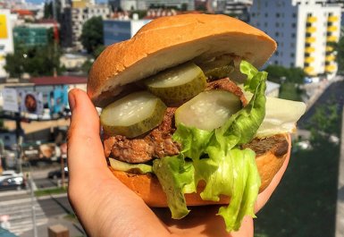 Domáci hovädzí hamburger v kváskovej žemli