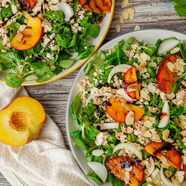 Tak takýto svieži letný šalátik s grilovanou broskyňou 🍑 a mangoldom 🥬 je MŇAM! Súhlasíte? > 2x klik ❤️. Pre viac jednoduchých chutných vegan inšpirácii sleduj @curly.veg

Celý recept nájdete na našom receptovom blogu tu https://www.farmove.sk/recipes/sviezi-letny-salat
#dnesjemvegan #broskyne #letnyobed #leto #vegansky #veganske #odfarmarov
